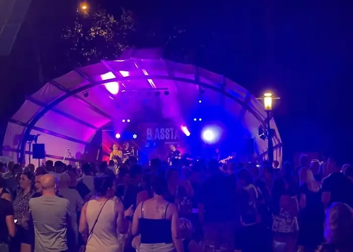 Gezellig Met Openbaar Zwembad Op De Veluwe! Chalet Hoenderloo